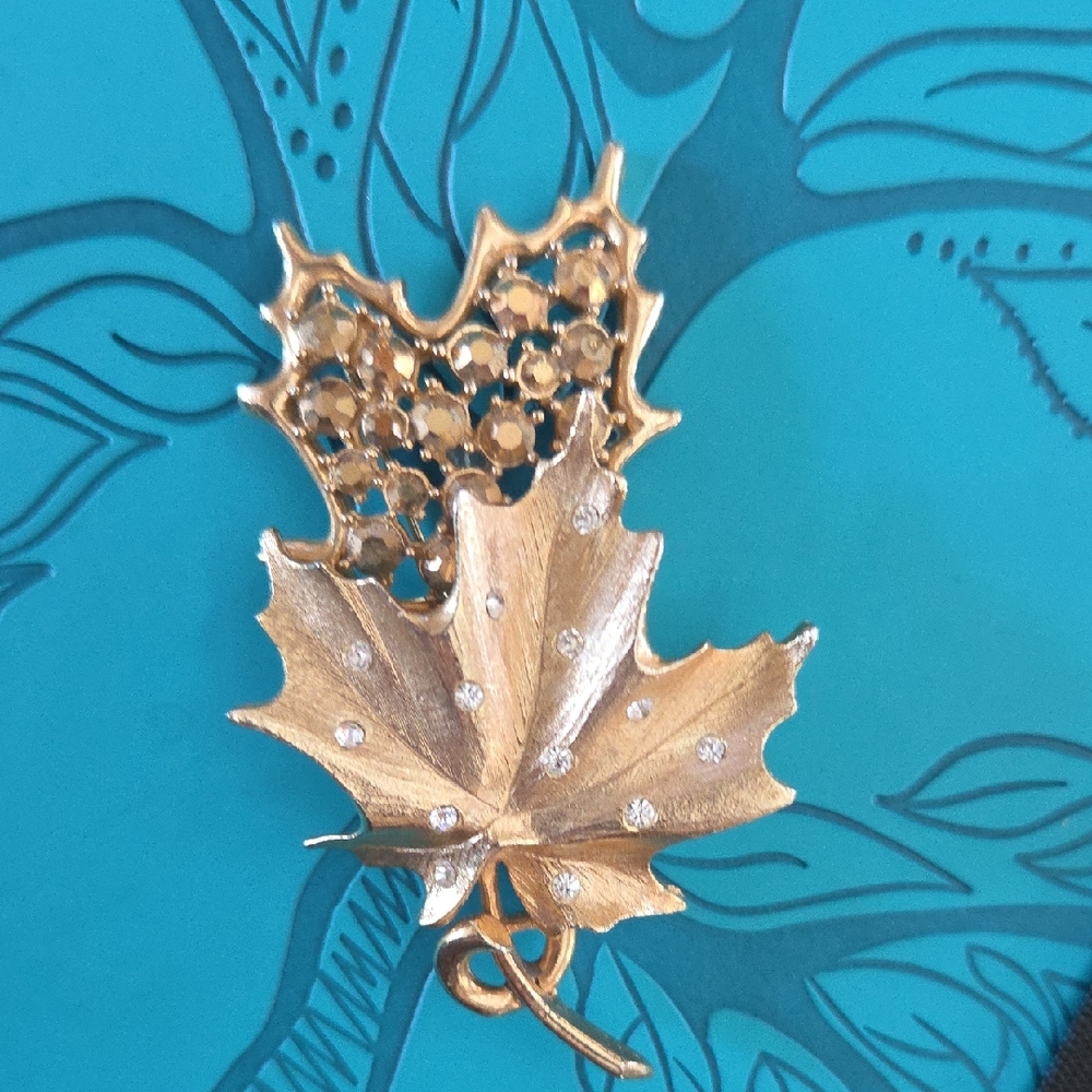 Sarah Coventry Designers Choice  Goldtone Leaf Brooch Circa 1960s